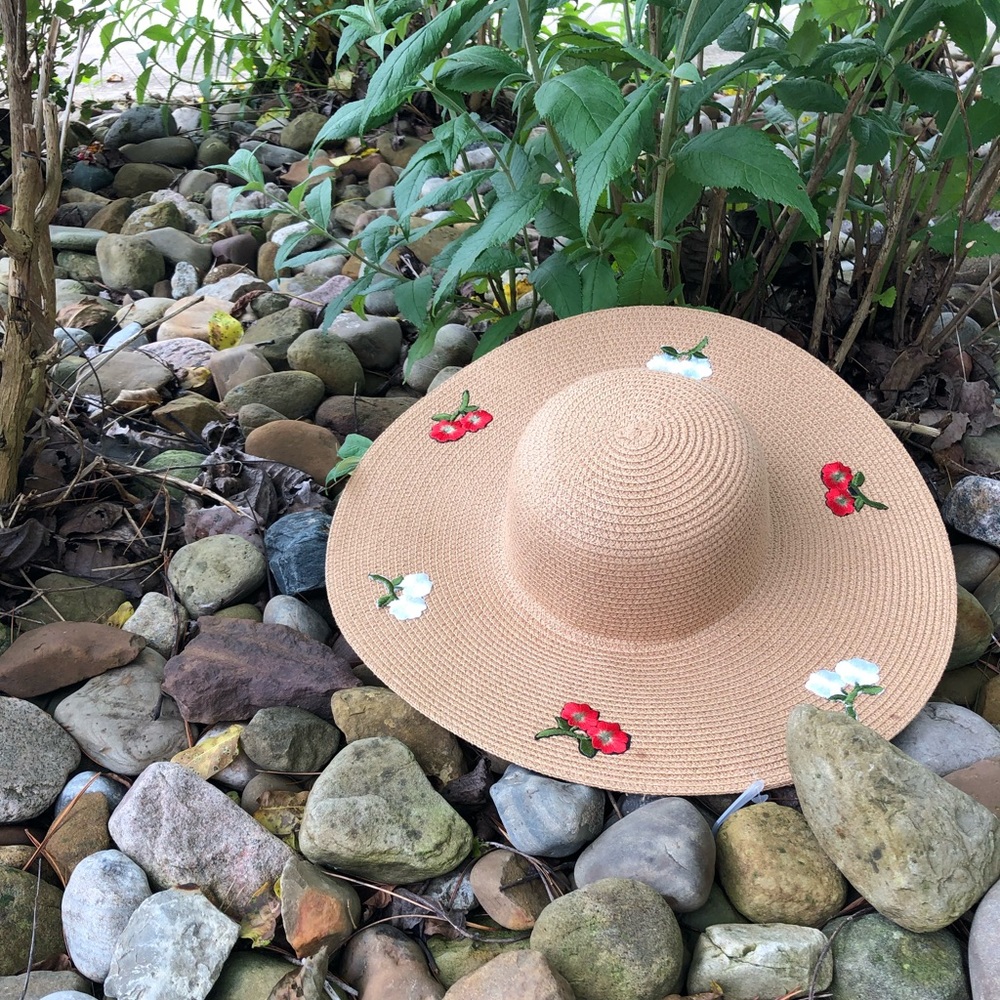 Floppy beach hat embroidered flowers